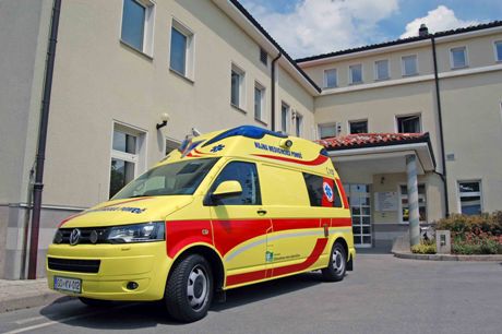 Rešilec VW pred stavbo Nujne medicinske pomoči